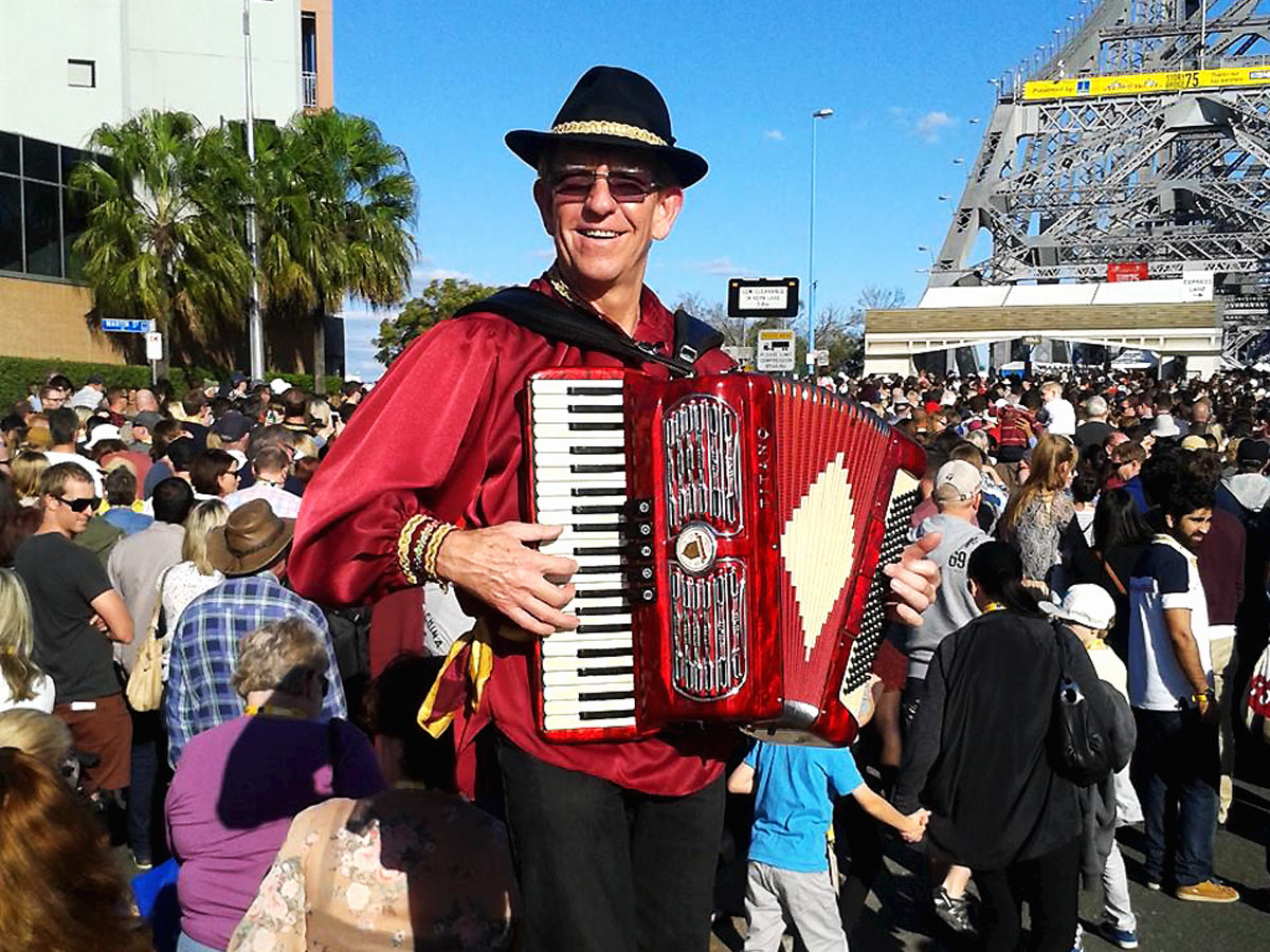 french solo party musician sunshine-coast brisbane gold-coast 