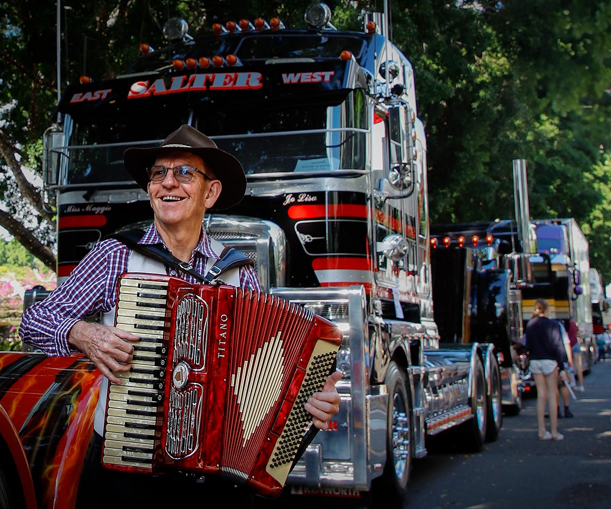 Accordion Roving or Stage for Conventions and Corporate Events Accordion Roving or Stage for Conventions and Corporate Events